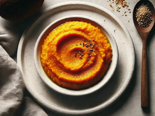 Purée de carotte au cumin et lait de coco dans une assiette