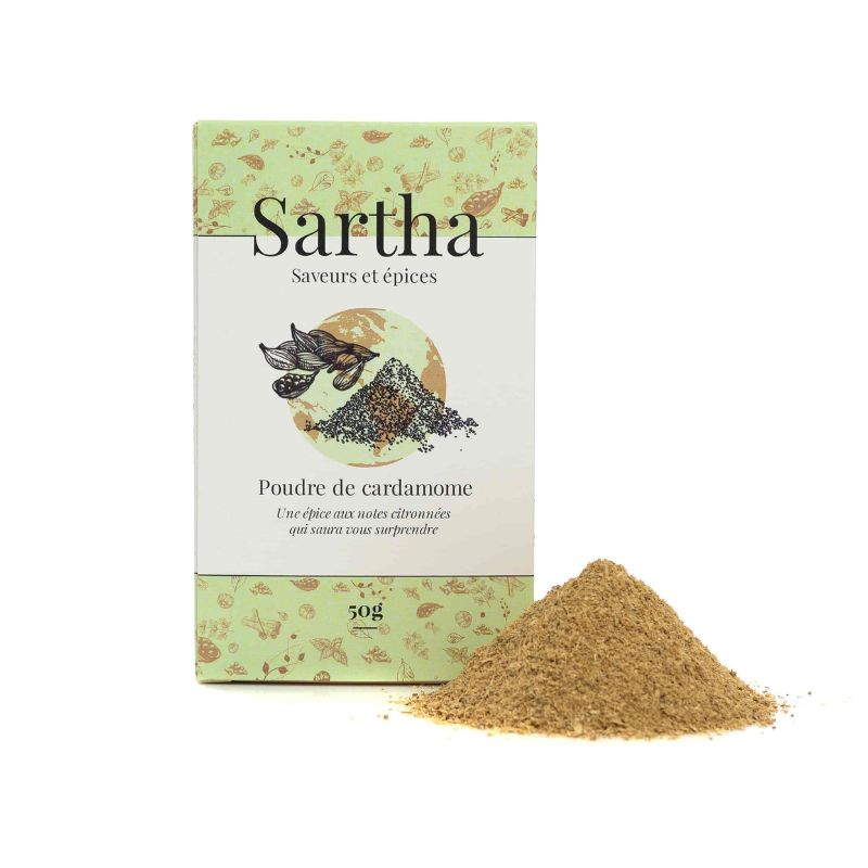 Cardamome poudre Sartha, boite carton 50g sur fond blanc avec produit devant