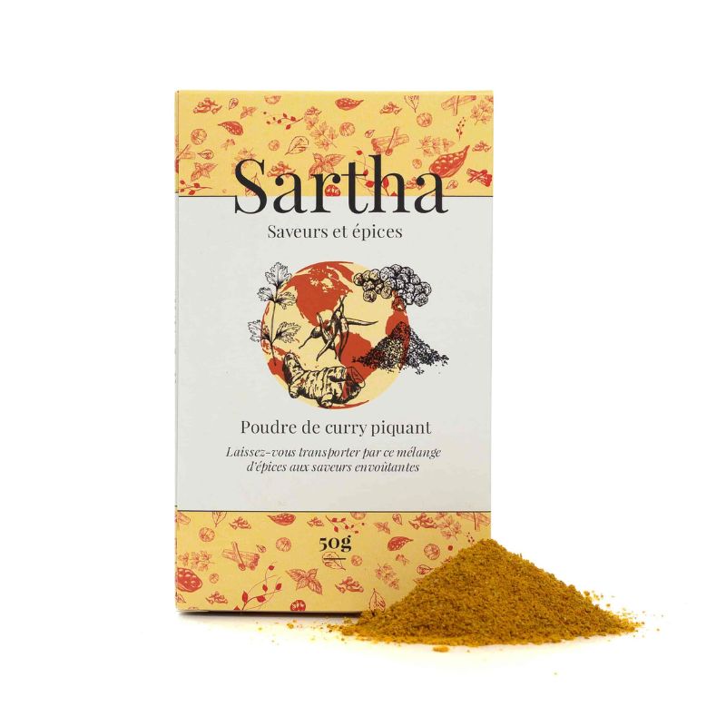 Curry piquant Inde Sartha, boite carton 50g sur fond blanc avec échantillon d'épice devant