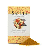 Curry piquant Inde Sartha, boite carton 50g sur fond blanc avec échantillon d'épice devant