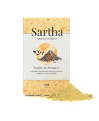Fenugrec en poudre Inde Sartha, boite carton 50g sur fond blanc avec produit devant