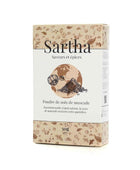 Noix de muscade indonésie en poudre Inde Sartha, boite carton 50g sur fond blanc